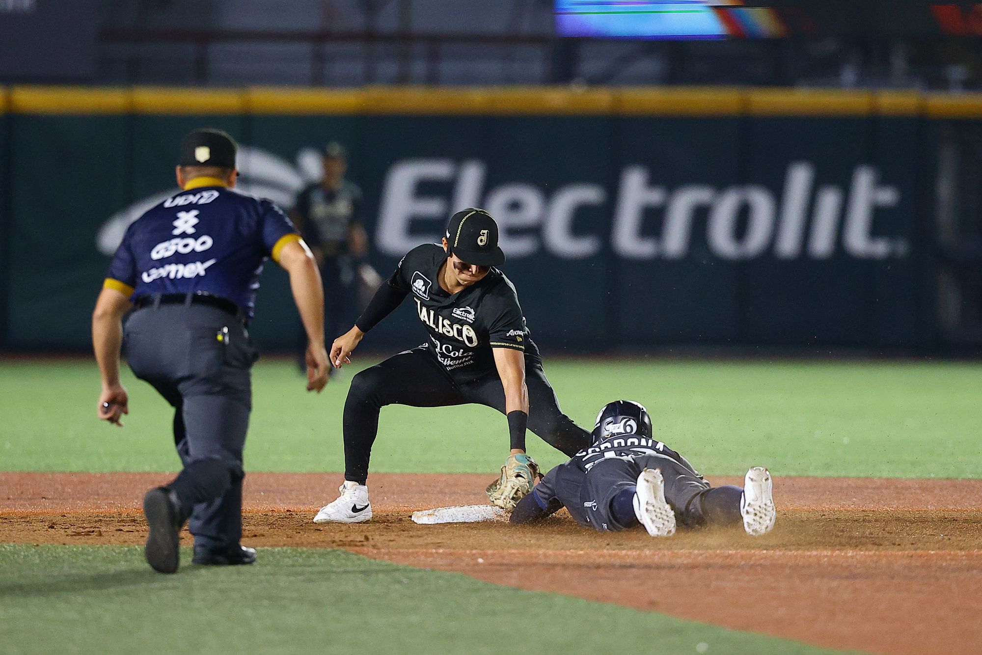 En noche de batazos, Sultanes se impone a Charros