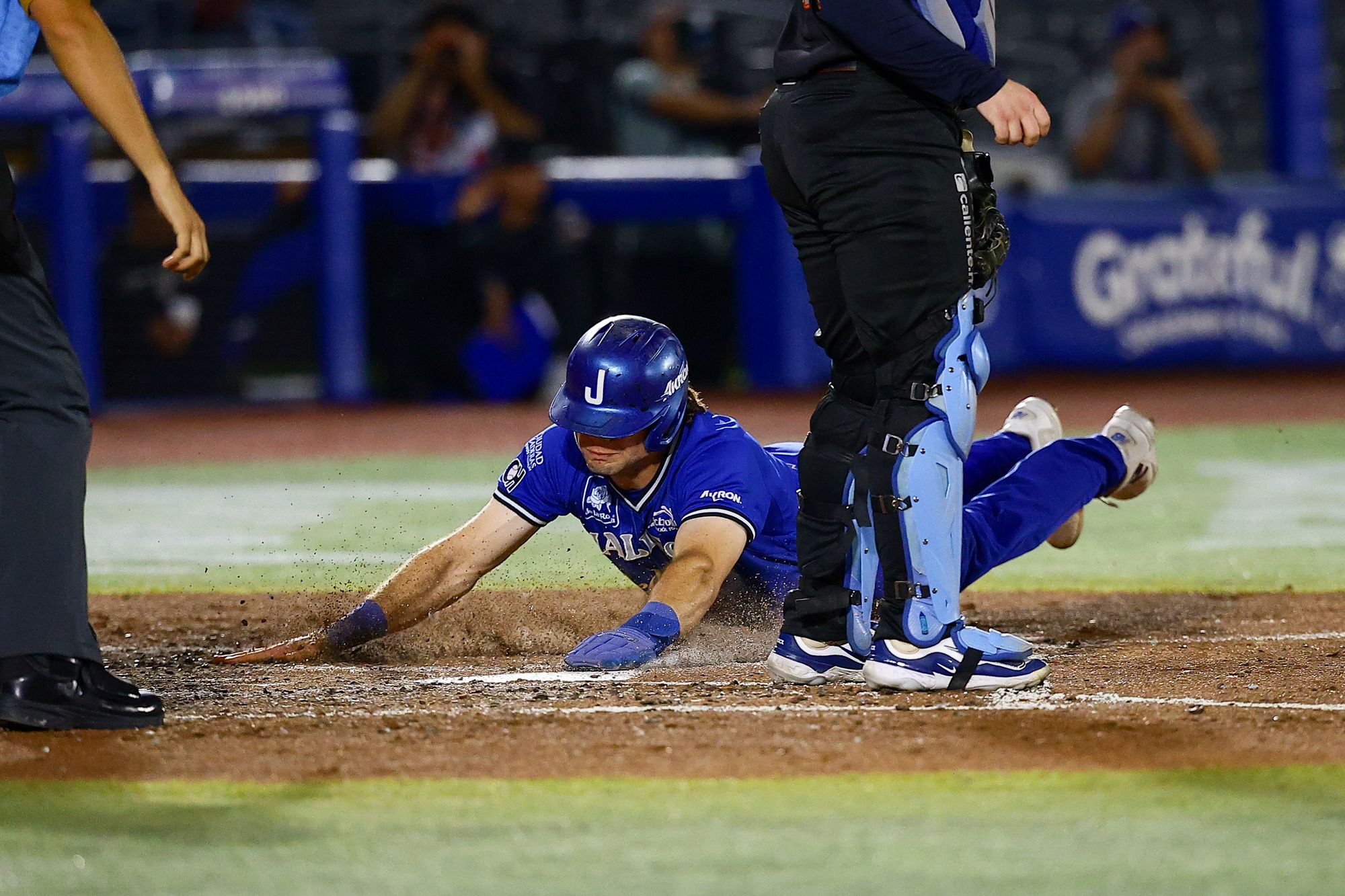 En noche de lluvia y récord, Charros barre a Tigres