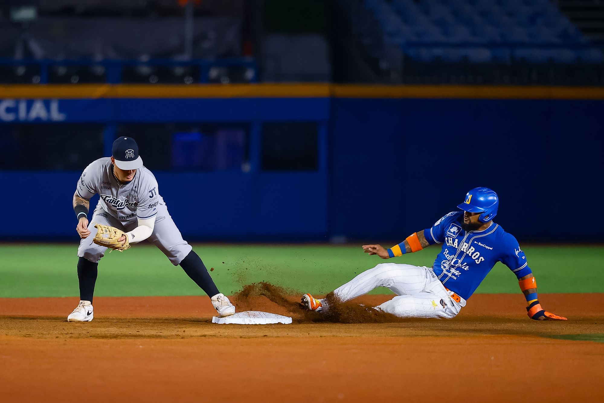 Sultanes madruga a Charros y pega primero en la serie